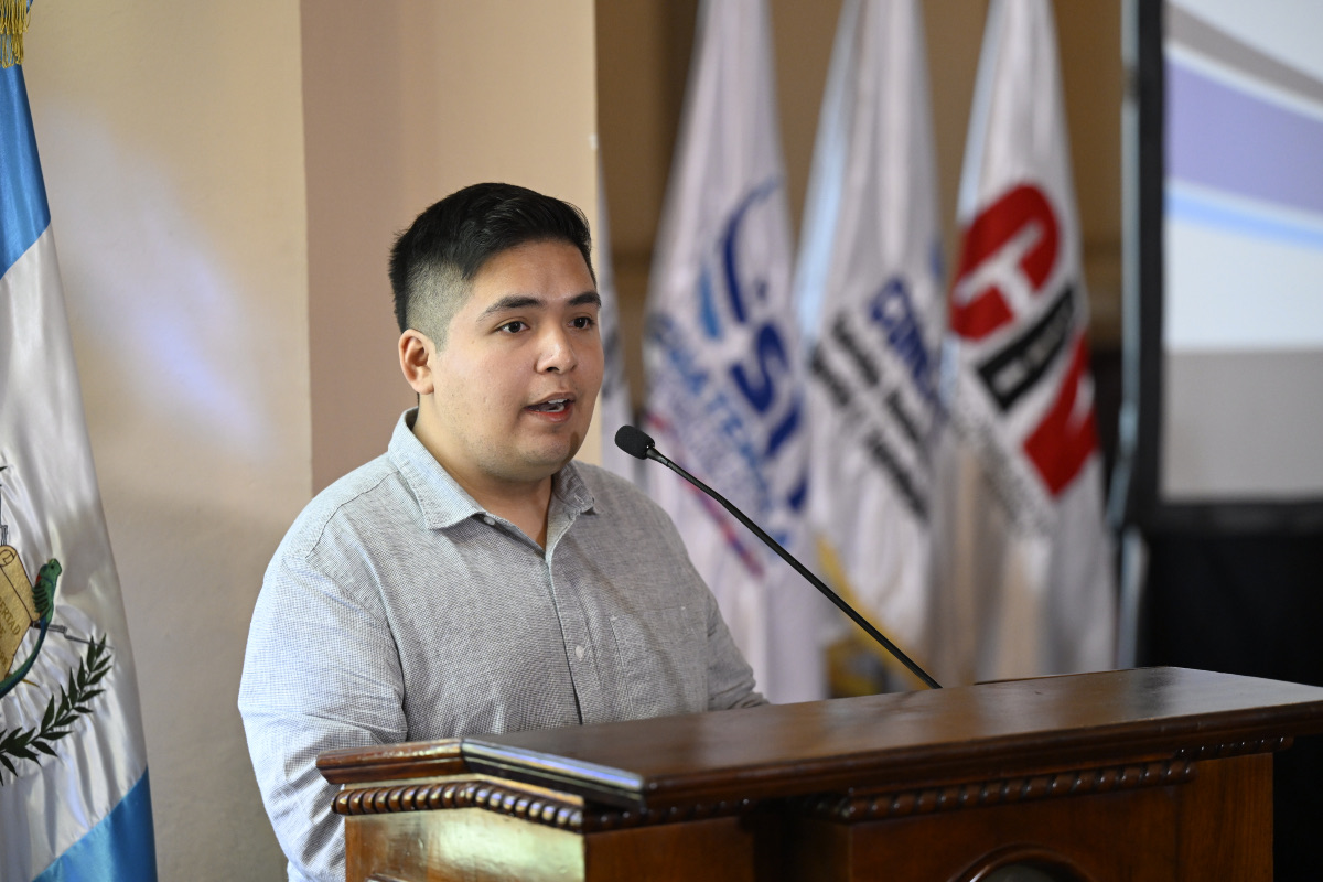 Ale Gómez (Alejandro José Gómez Hernández) durante una ponencia en un evento institucional en Guatemala