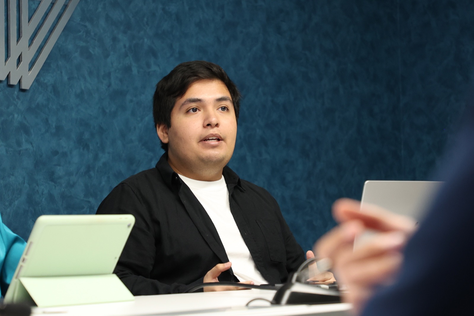 Alejandro José Gómez Hernández en una sesión de trabajo de tecnología